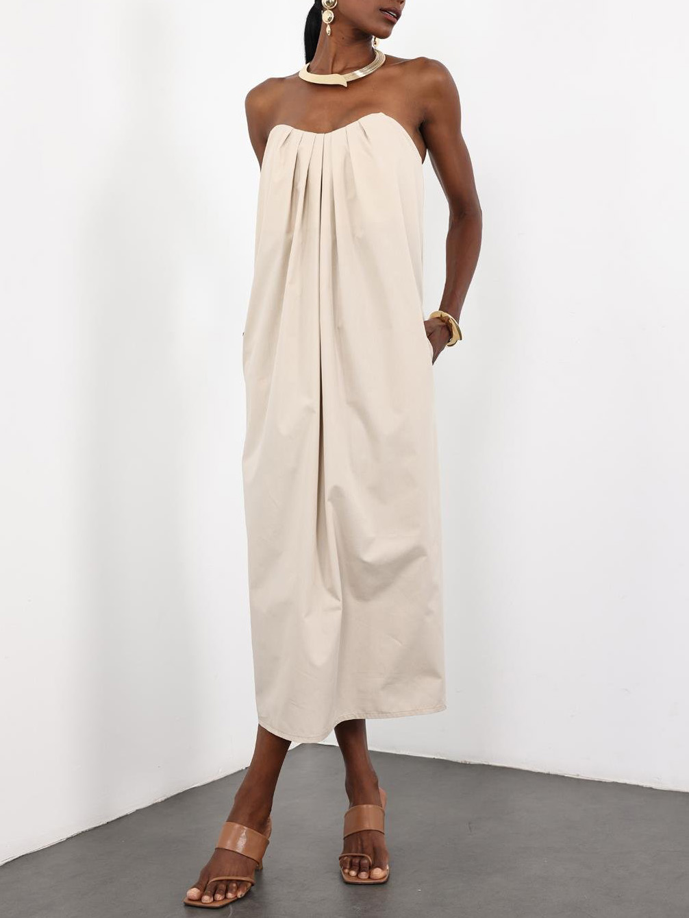 Elegant Beige Pleated Sweetheart Neck Maxi Dress