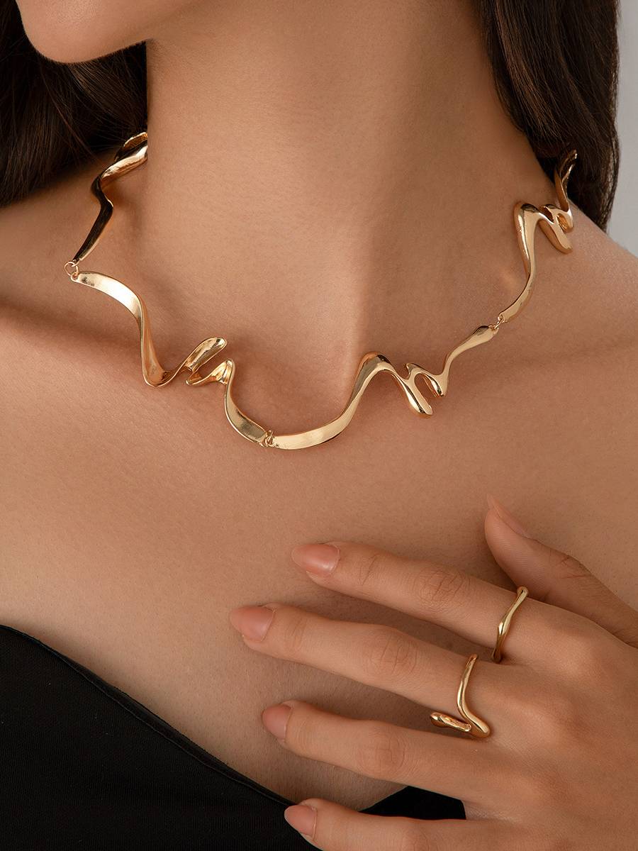 Minimalist Curve Shaped Necklace