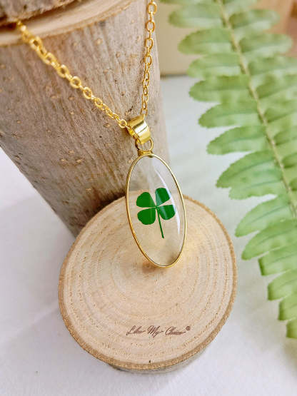 Natural Clover Resin Botanical Pendant Oval Necklace