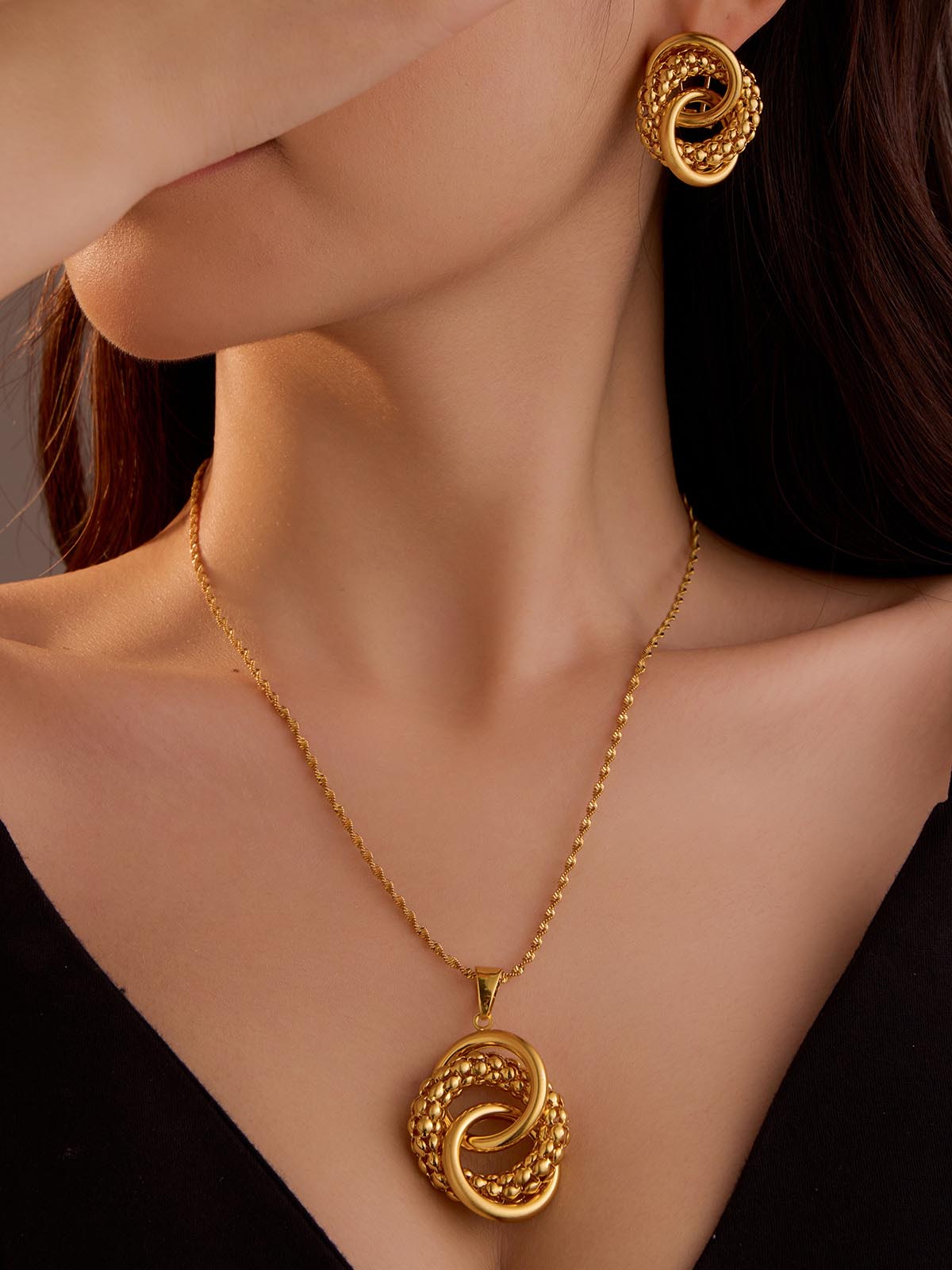 Temperament Hollow Ring Pendant Necklace