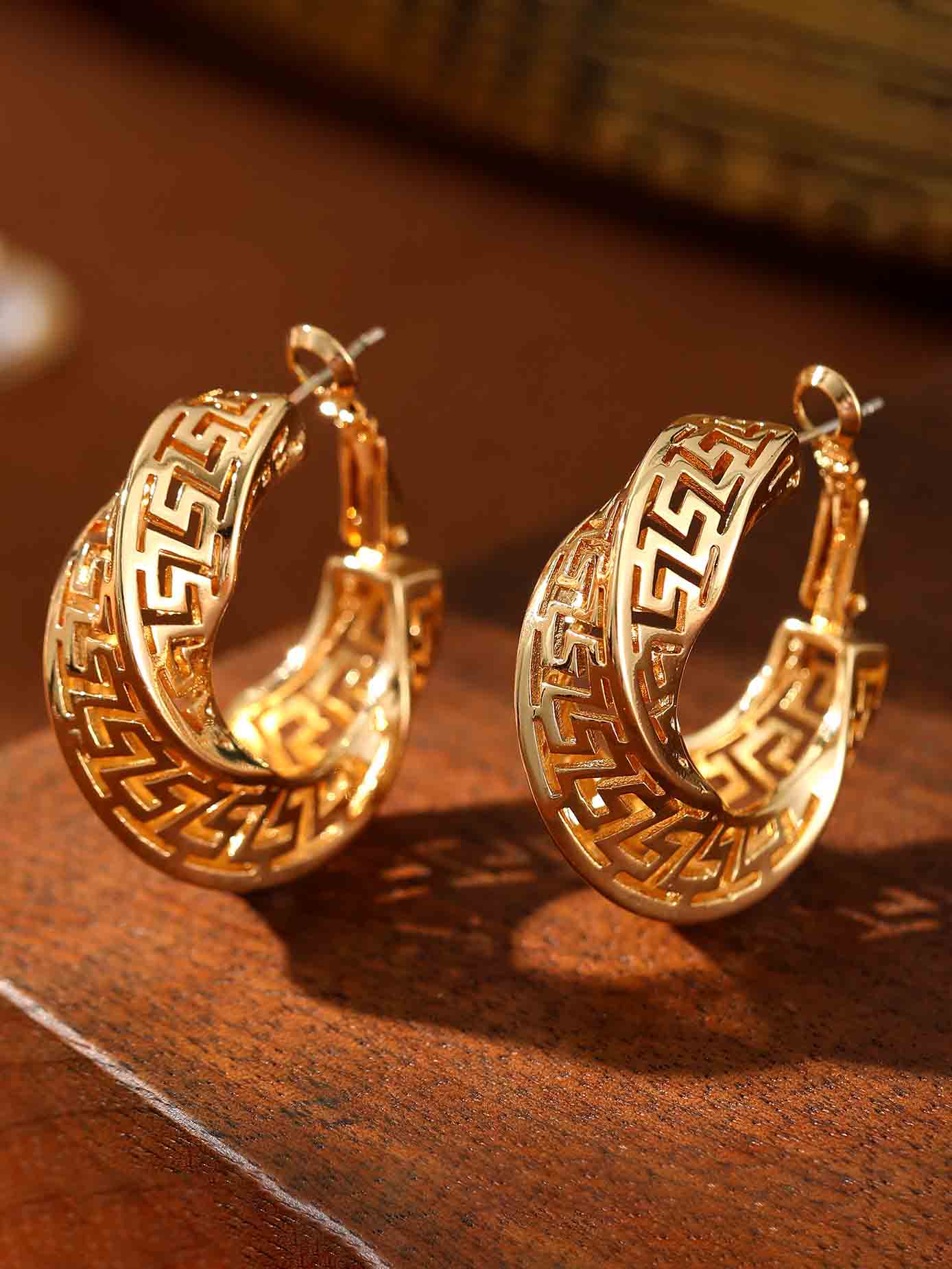 Personalized Palace Style Hollow Pattern Light Luxury Earrings