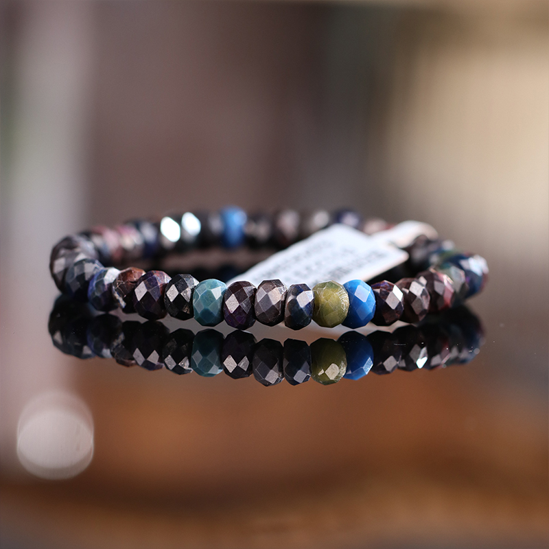 Sugilite Single-loop bracelet with faceted design fashionable