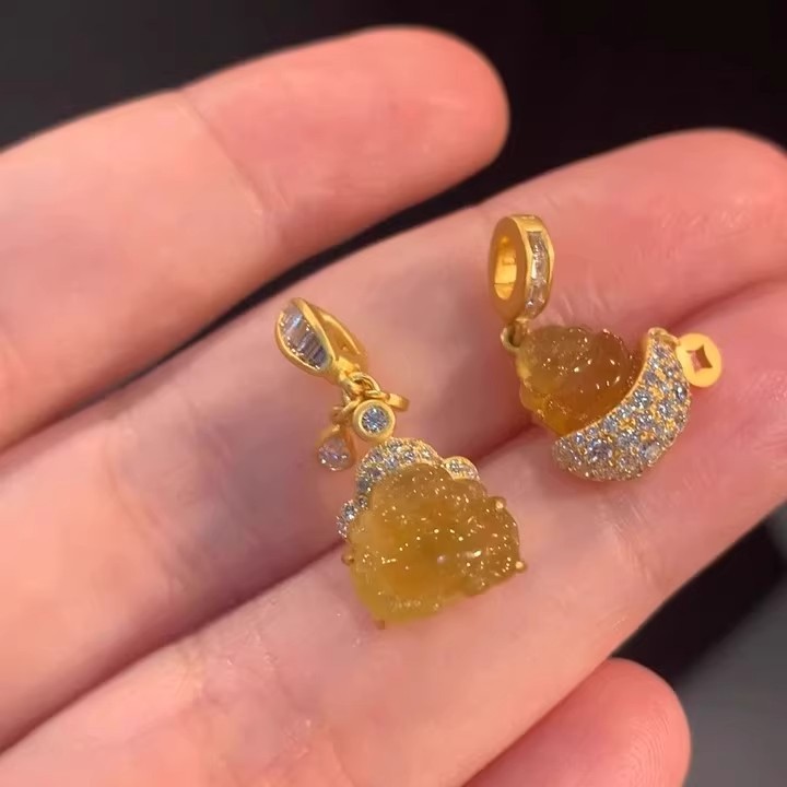 Fortune God Pixiu Mini Carrying Pendant, 18K Gold-Plated, Wealth-Attracting Universal Clasp DIY Accessory Necklace