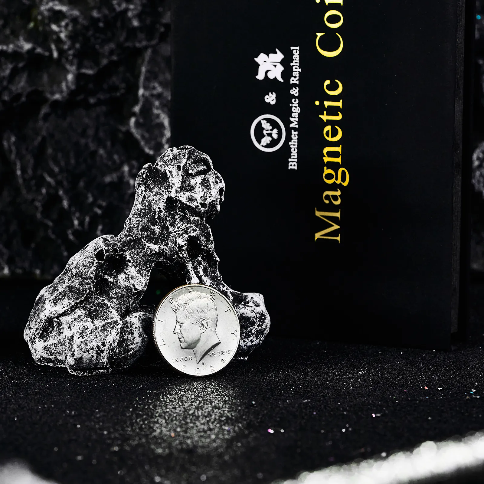 Magnetic Coin by Bluether Magic and Raphael