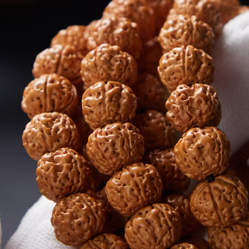 インドネシア産108玉数珠ブレスレット。男女兼用で盤遊びにも使えるアクセサリー、仏珠として首に掛けるオリジナルスタイルの文房具。