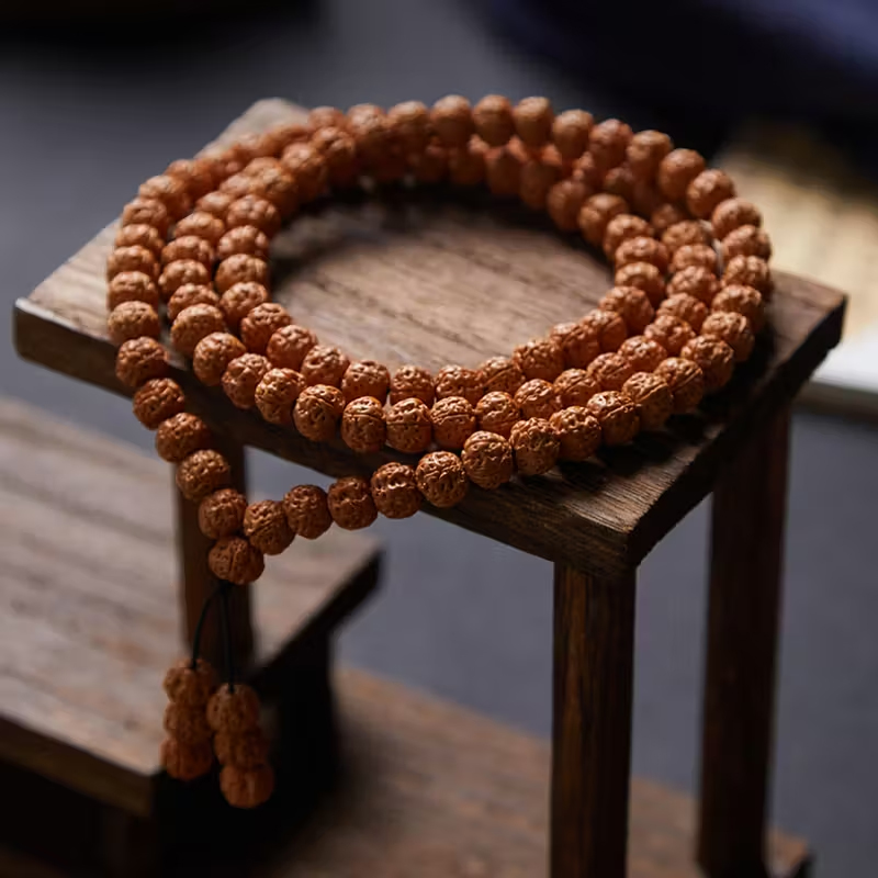 インドネシア産108玉数珠ブレスレット。男女兼用で盤遊びにも使えるアクセサリー、仏珠として首に掛けるオリジナルスタイルの文房具。