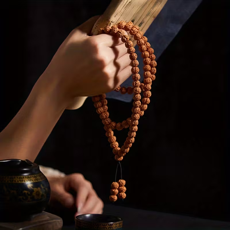 インドネシア産108玉数珠ブレスレット。男女兼用で盤遊びにも使えるアクセサリー、仏珠として首に掛けるオリジナルスタイルの文房具。