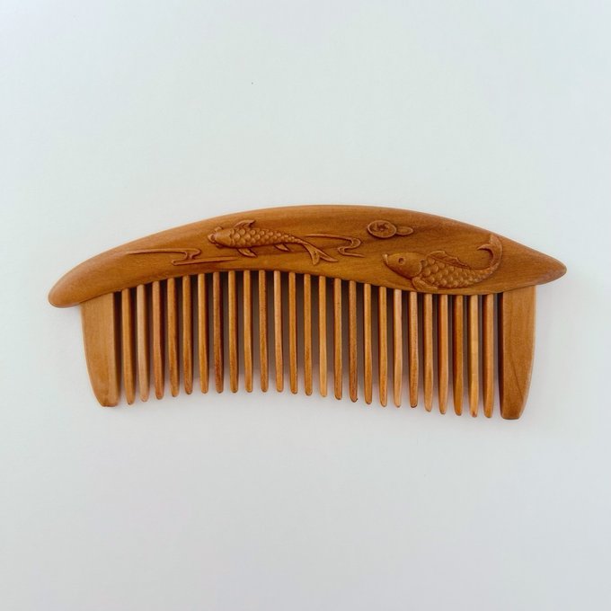 桃の木の櫛くし ヘアブラシ 鯉と蓮 鯉と蓮 両面彫刻 お守り 静電気防止 美髪 頭皮マッサージ 男女 お祝い プレゼント