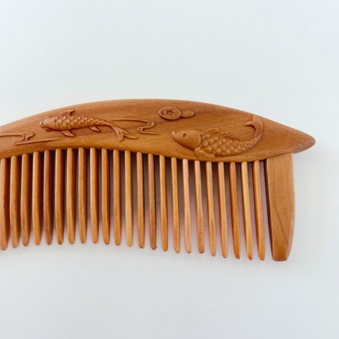 桃の木の櫛くし ヘアブラシ 鯉と蓮 鯉と蓮 両面彫刻 お守り 静電気防止 美髪 頭皮マッサージ 男女 お祝い プレゼント