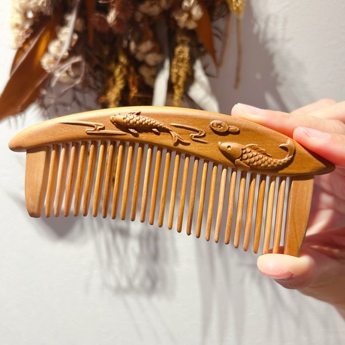 桃の木の櫛くし ヘアブラシ 鯉と蓮 鯉と蓮 両面彫刻 お守り 静電気防止 美髪 頭皮マッサージ 男女 お祝い プレゼント