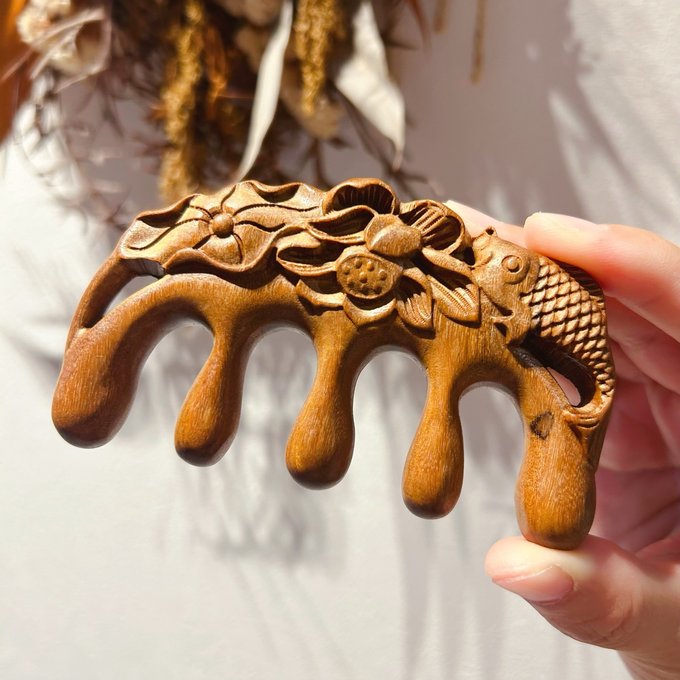 高級 檀木 木製 櫛 ハスと金魚の彫刻 厚み・頭皮・ツボマッサージ対応