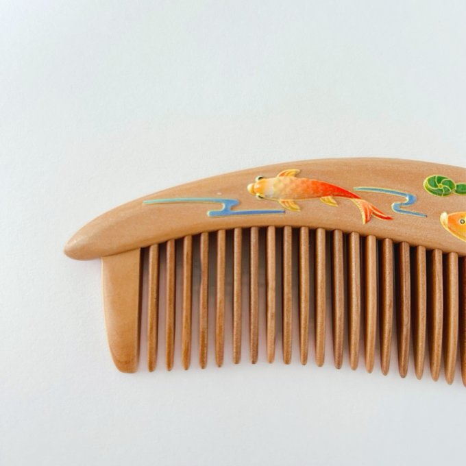 木製櫛 桃の木 モモノキ 木製櫛 鯉と蓮 両面彫刻 お守り 静電気防止 美髪 頭皮マッサージ 男女 お祝い プレゼント