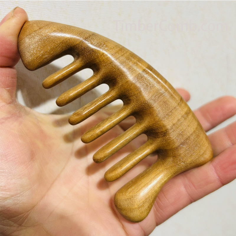 つげの木の無垢材一体成型技術で作られたマッサージ櫛・経絡ケア櫛