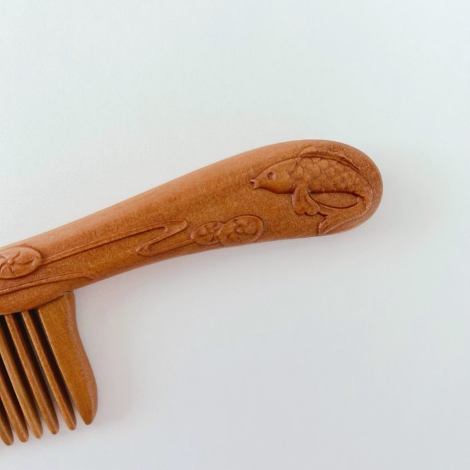 木製櫛 桃の木くし ヘアブラシ モモノキ鯉と蓮 両面彫刻 お守り 静電気防止 美髪 頭皮マッサージ 男女 お祝い プレゼント