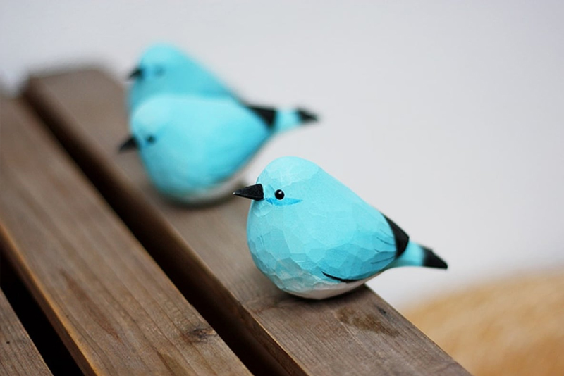 木彫りの小鳥(青) 置物