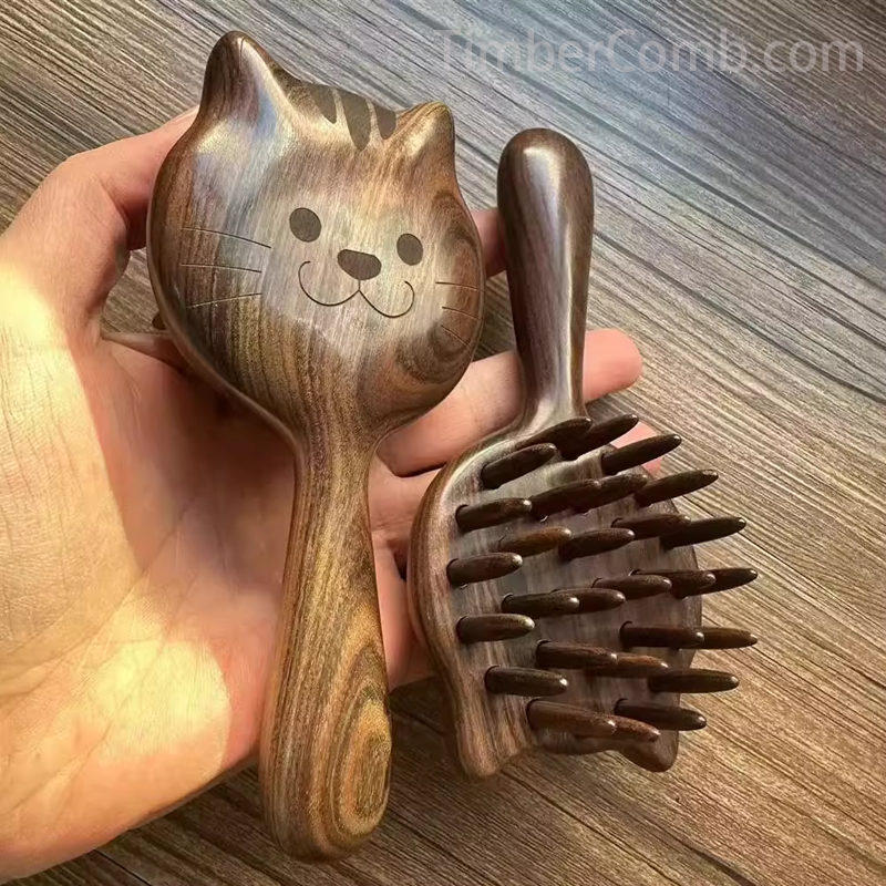 緑檀木製28歯猫の形櫛きマッサージ櫛き、経絡櫛き、脱防止櫛き、ボディスクレーピング、頭皮療法全身マッサージ櫛き