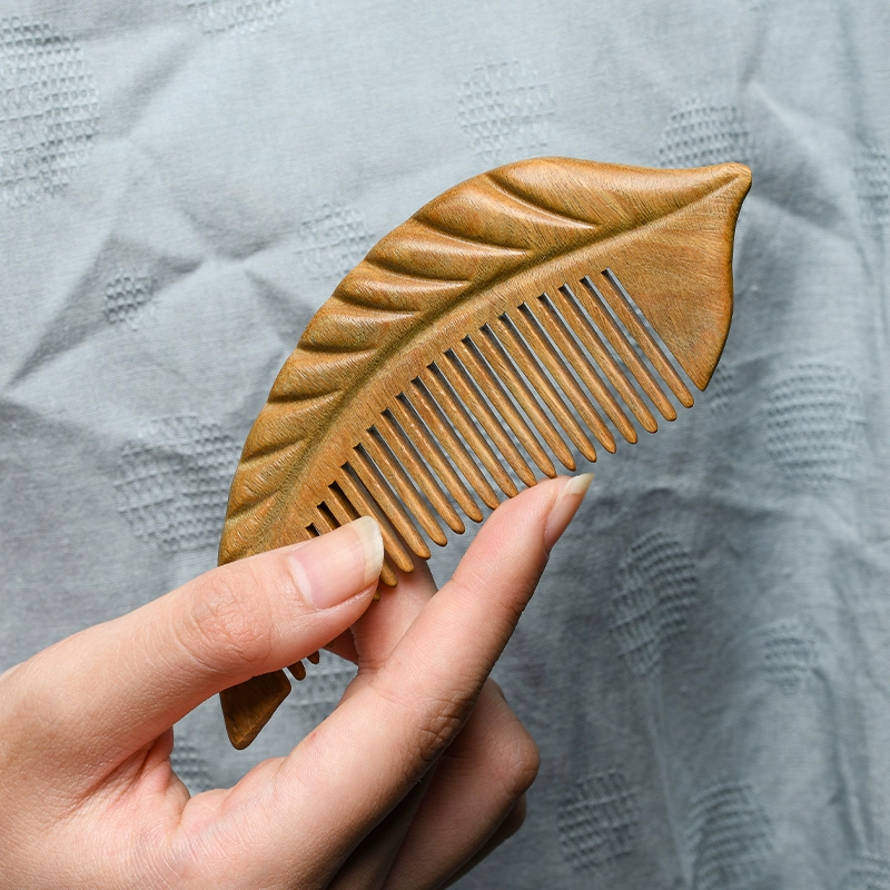 天然緑檀木 木製櫛 両面彫刻 木の葉 お守り 静電気防止 美髪 頭皮マッサージ 男女 プレゼント お祝い