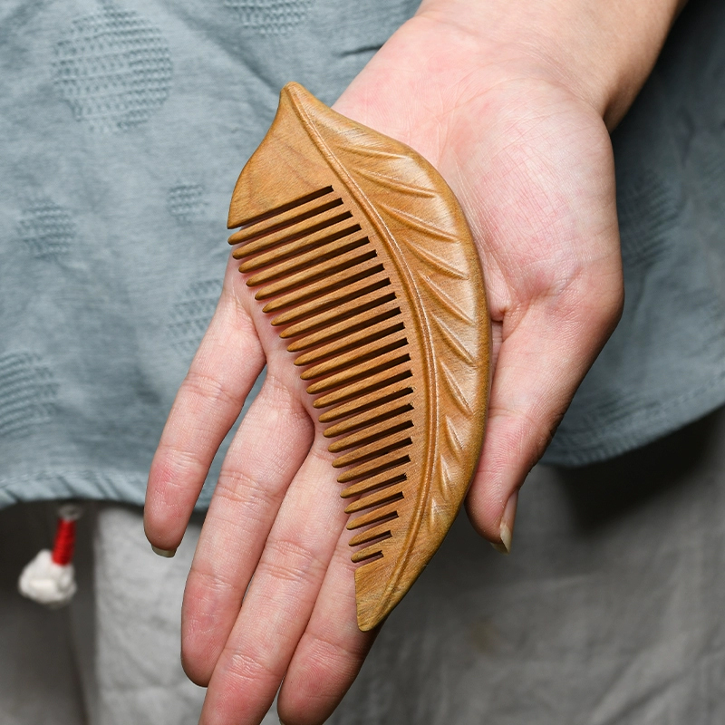 天然緑檀木 木製櫛 両面彫刻 木の葉 お守り 静電気防止 美髪 頭皮マッサージ 男女 プレゼント お祝い