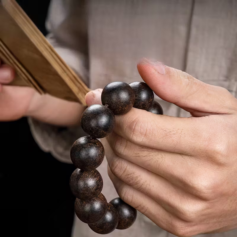 インドネシア沈香木数珠ブレスレット。木製ビーズ、高油量の古い素材、天然の香り、男女兼用の盤玩アクセサリー、仏珠ネックレス。