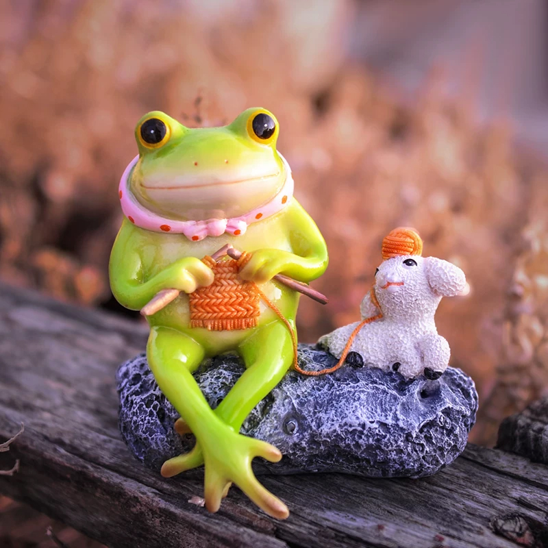 カエルの置物が飾られた、樹脂製のミニチュアガーデン/テラリウム。多肉植物用の鉢としても、机の上を彩る工芸品。