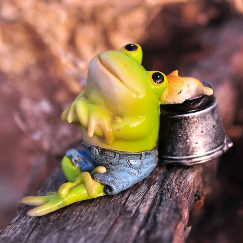カエルの置物が飾られた、樹脂製のミニチュアガーデン/テラリウム。多肉植物用の鉢としても、机の上を彩る工芸品。