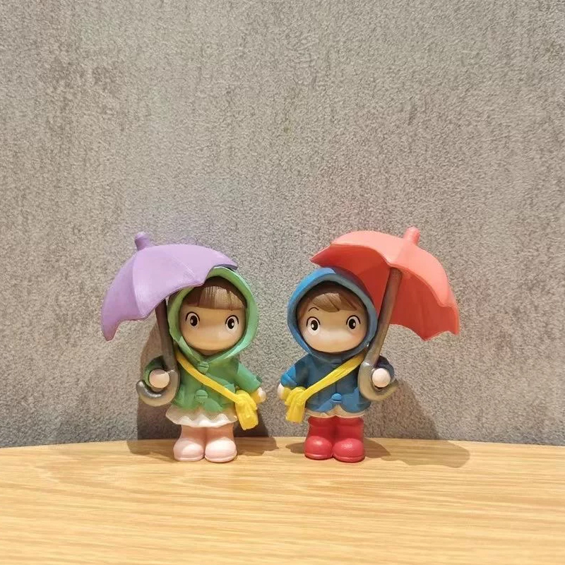 インスタ風の可愛いキャラクター傘をさす人々置物 - オフィスデスクを癒す卓上ミニチュア景観