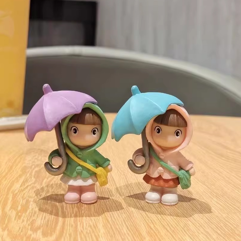 インスタ風の可愛いキャラクター傘をさす人々置物 - オフィスデスクを癒す卓上ミニチュア景観