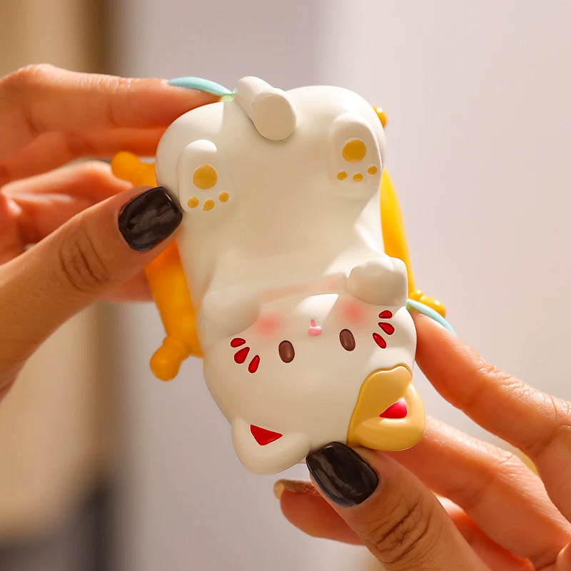 猫の置物 スマホスタンドタイプ オフィスの癒しアイテム｜女子に贈りたい、デスク上が楽しくなる“心が整う”ギフト