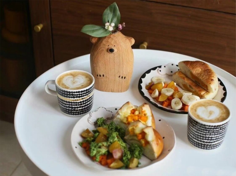 木彫り クマ フラワーベースの置物