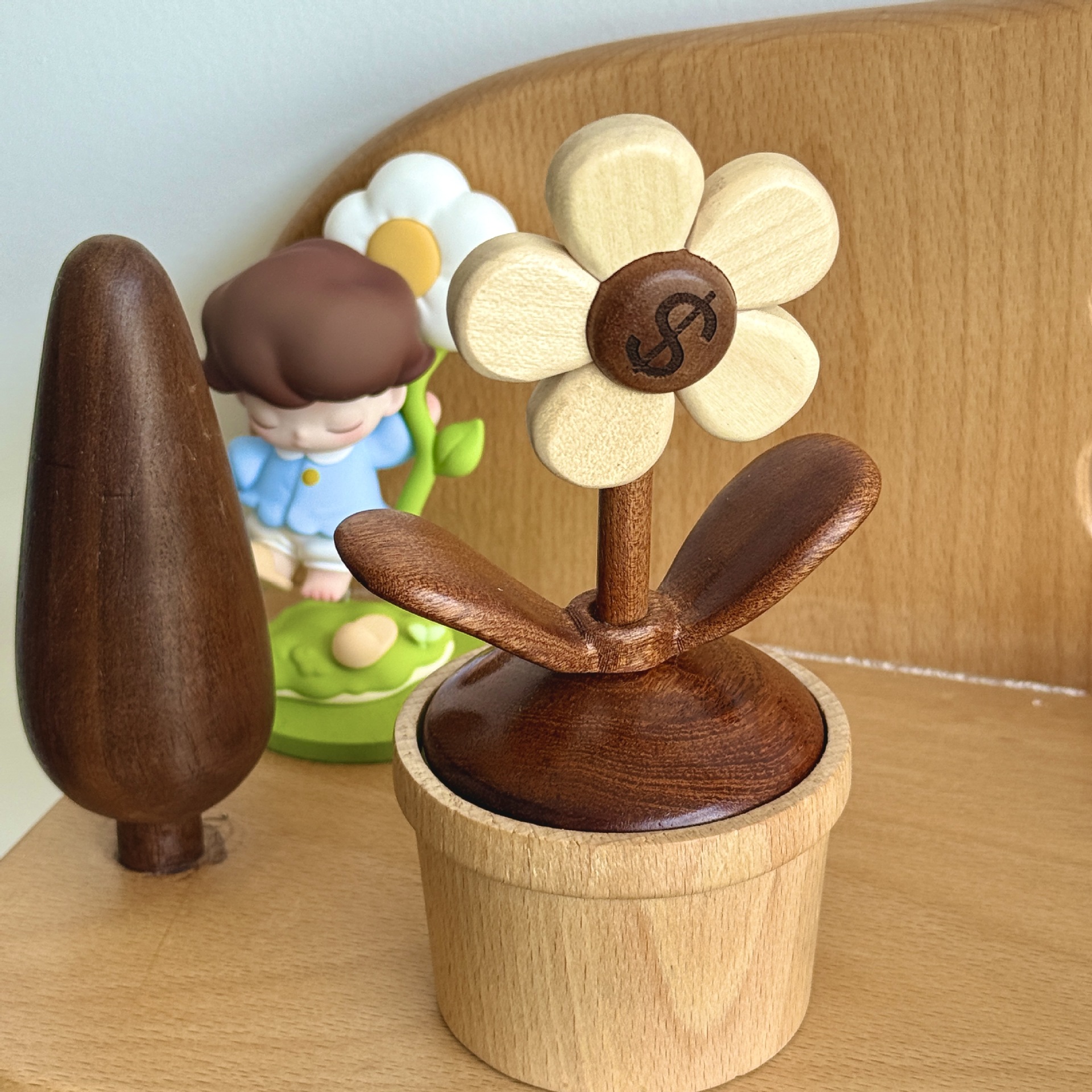 オルゴール 天然木製 花の形 音楽ボックス  おもちゃ 可愛い 回転  卓上飾り 癒しグッズ 音楽 誕生日祝い 卒業祝い プレゼント