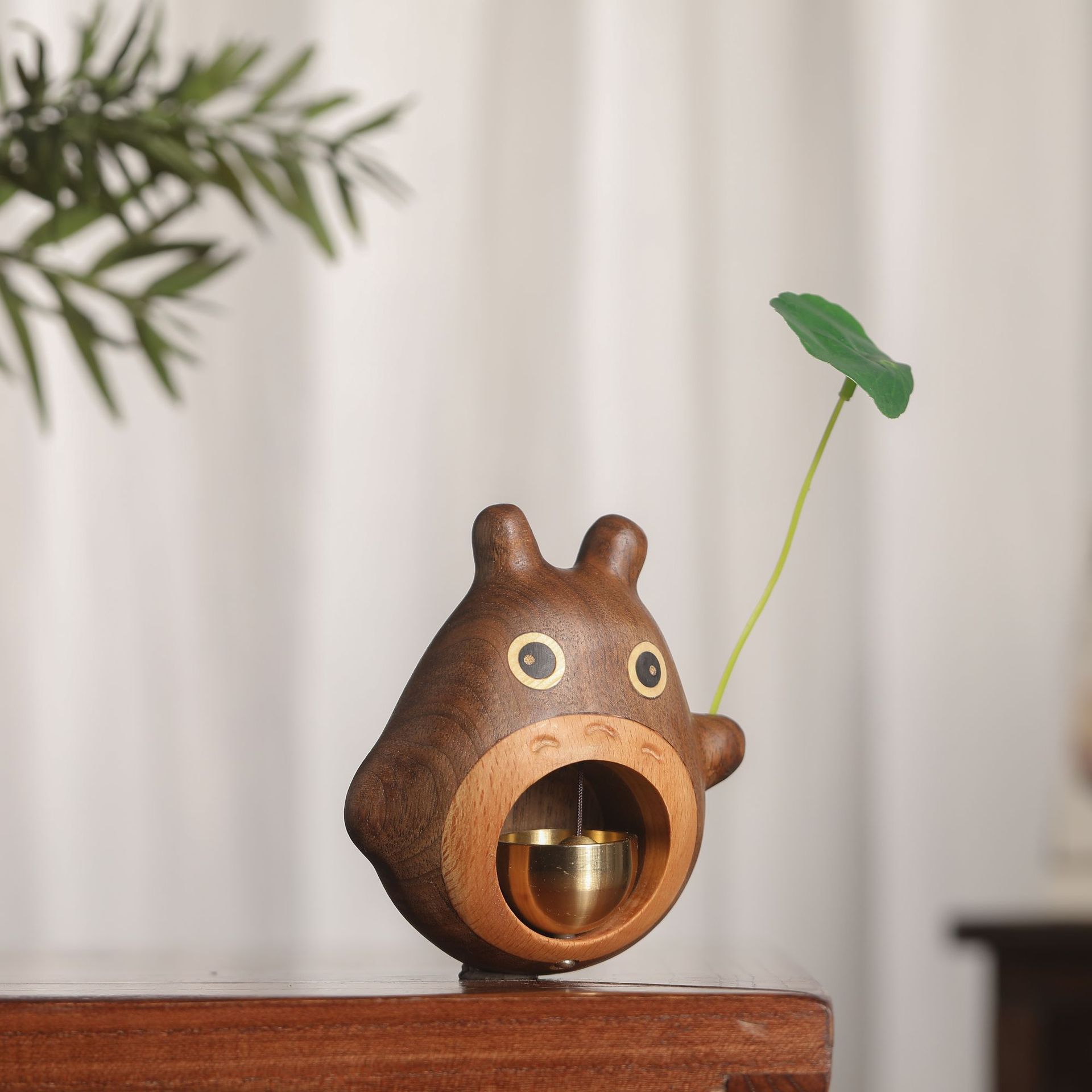 トトロ ドアベル マグネット付 木製  黄銅ベル ドアチャイム 鈴 引き戸 玄関 呼び鈴 ドアリン 癒し音 インテリア プレゼント
