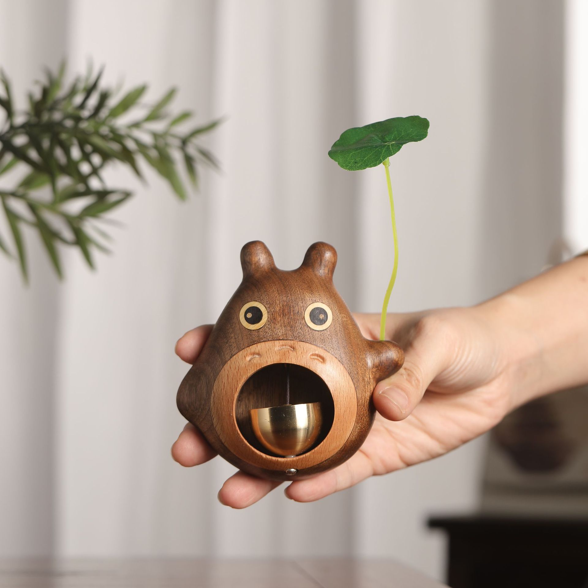 トトロ ドアベル マグネット付 木製  黄銅ベル ドアチャイム 鈴 引き戸 玄関 呼び鈴 ドアリン 癒し音 インテリア プレゼント