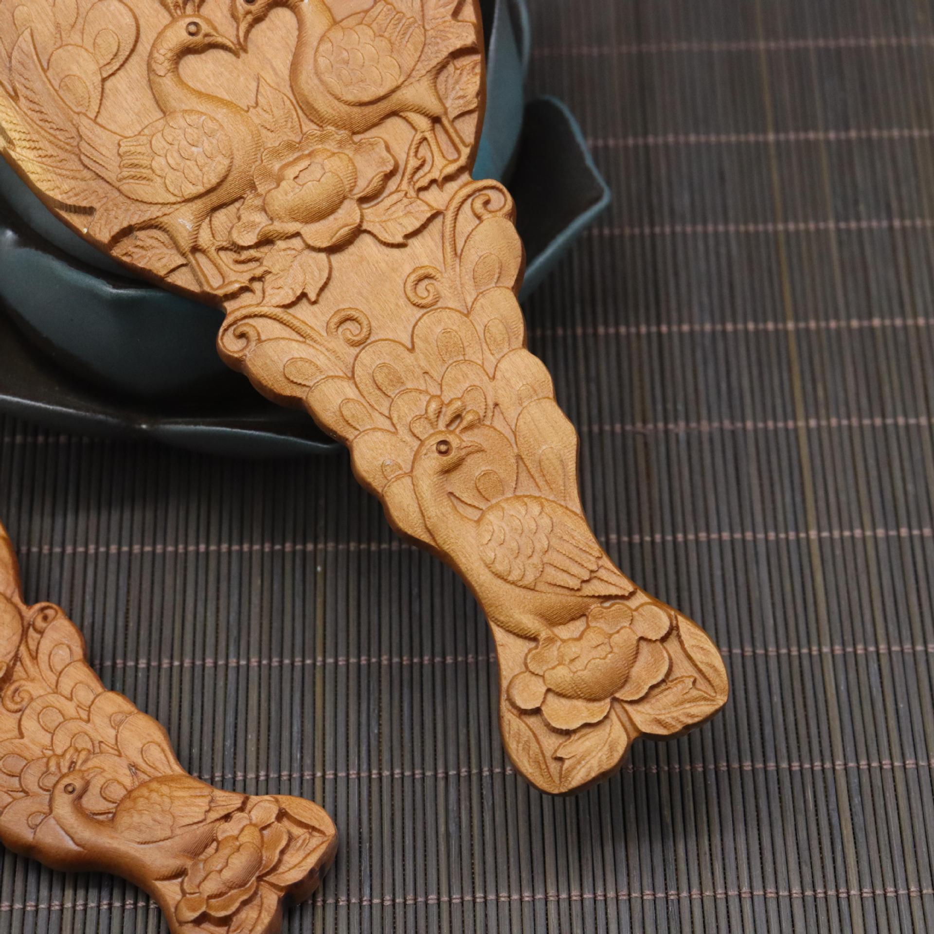 手鏡 孔雀 彫刻 桃の木 ハンドミラー 化粧鏡 化粧ミラー 姫ミラー 鏡 木製鏡 おしゃれ かわいい