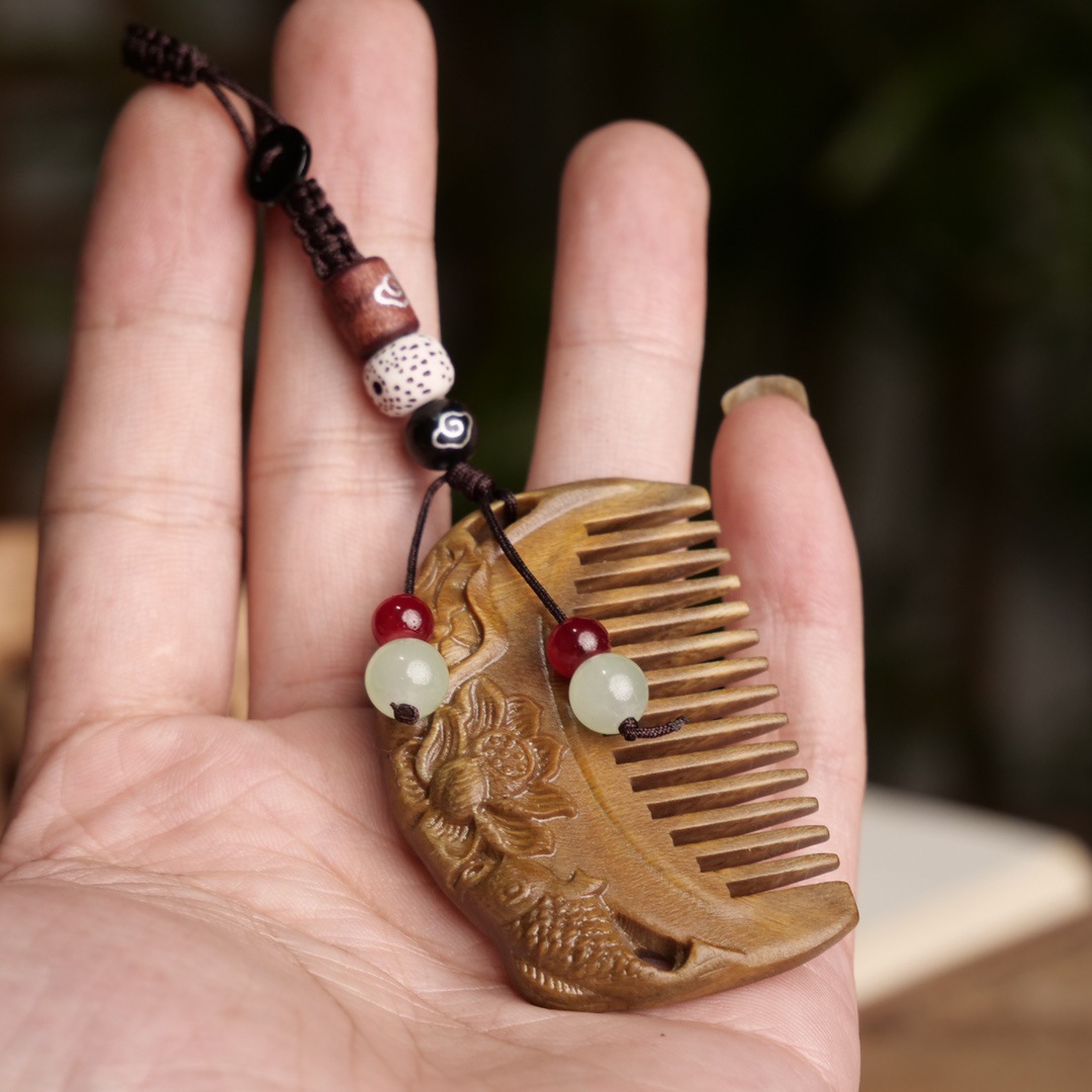 緑檀 蓮の彫刻 ヘアブラシペンダント ヘアコーム（櫛）携帯に便利なミニサイズ