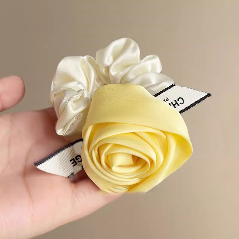 ヘアゴム ヘアアクセサリー  黄バラ 太めスクランチ 花柄 髪飾り 女性 ギフト 