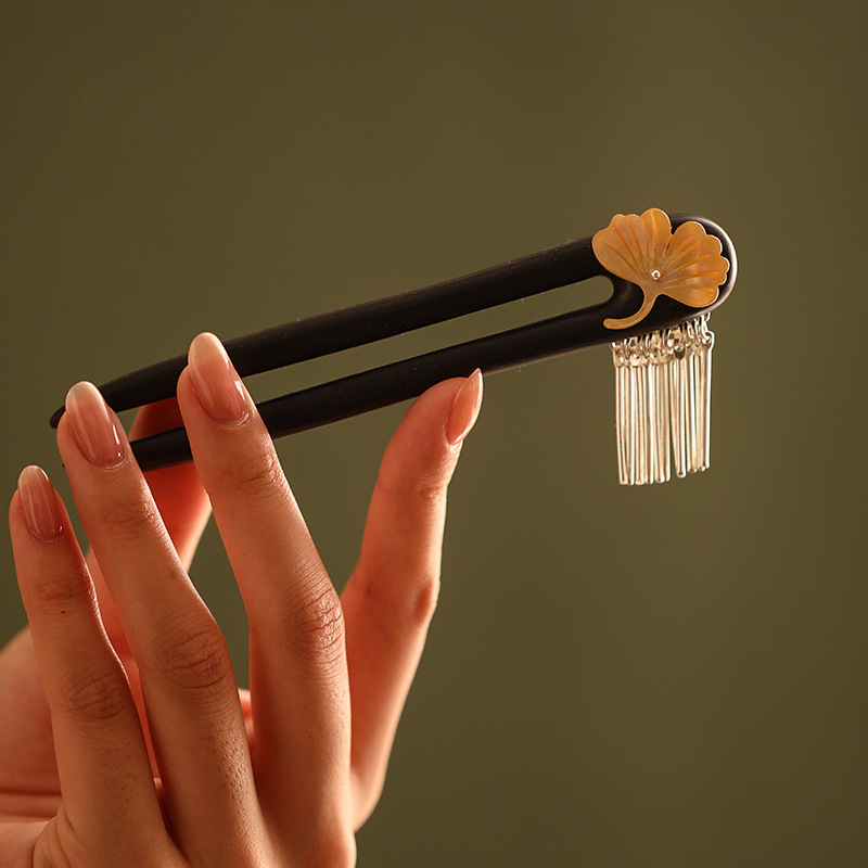 （秋の風情）簪 かんざし U型 紅葉 房 黒檀 和装 髪飾り ヘアアクセ レディース ギフト