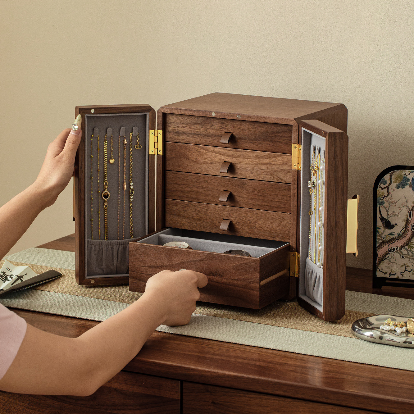 高級 ジュエリーボックス ジュエリケース 木製 大容量 アクセサリー 収納  おしゃれ ウールナット ベゴニア 宝石箱 指輪 ネックレス イヤリング ピアス 時計 収納 誕生日 プレゼント 母の日