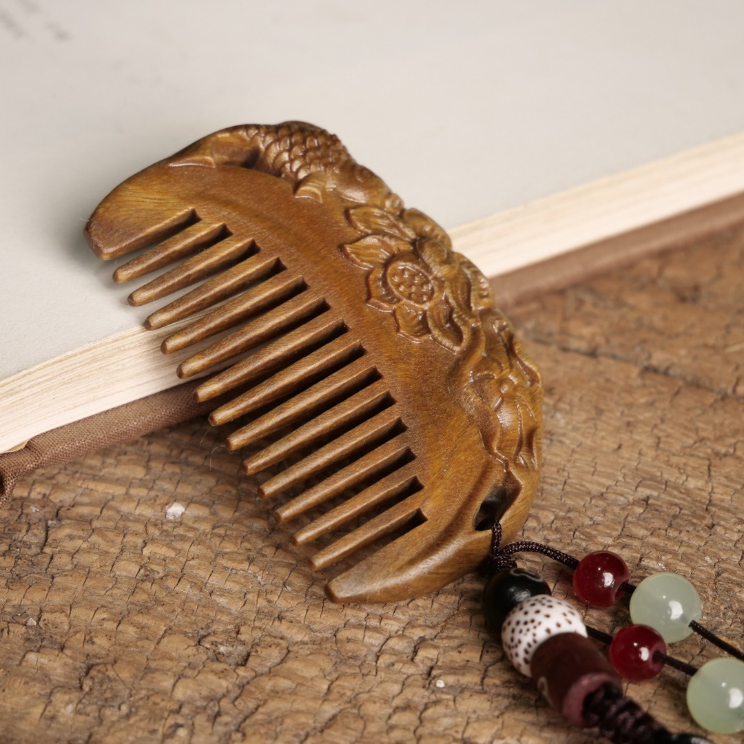 緑檀 蓮の彫刻 ヘアブラシペンダント ヘアコーム（櫛）携帯に便利なミニサイズ