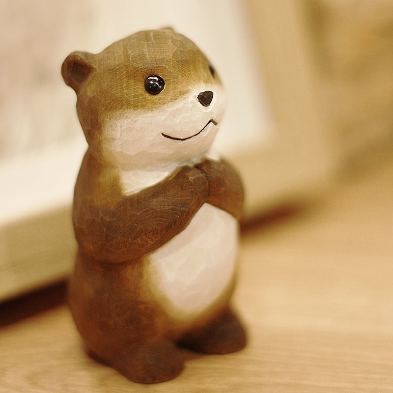 カワウソ 置物 木彫りのカワウソ 贈り物 デスクトップ 動物置物 天然木 ハンドメイド