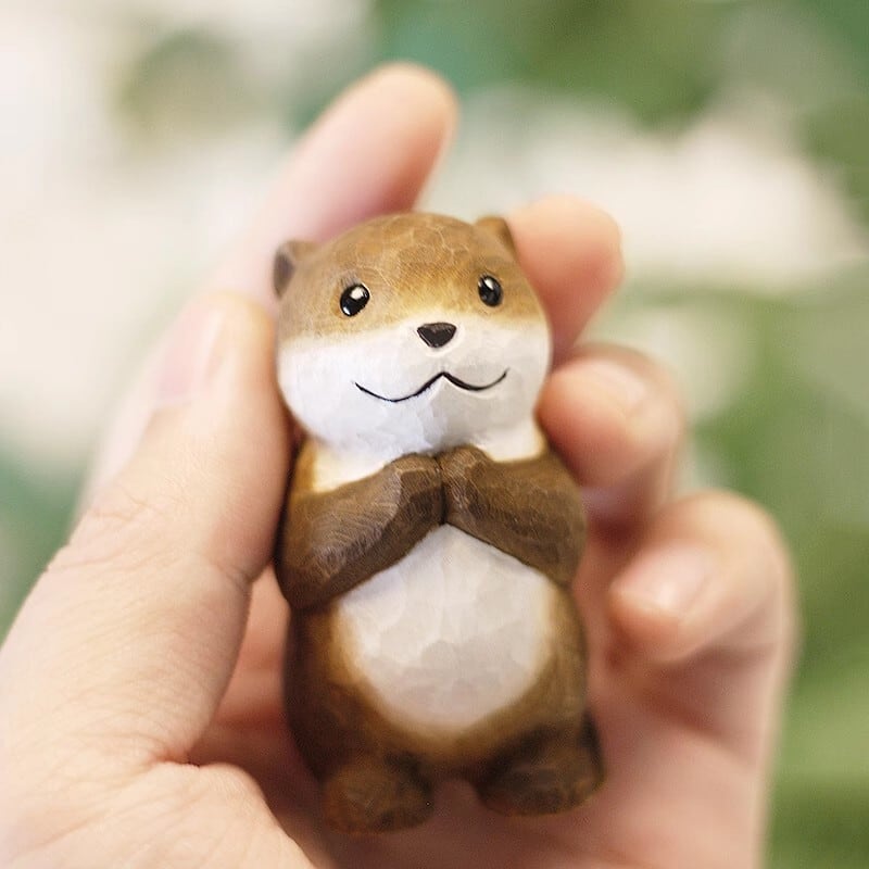 カワウソ 置物 木彫りのカワウソ 贈り物 デスクトップ 動物置物 天然木 ハンドメイド