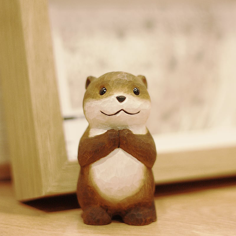 カワウソ 置物 木彫りのカワウソ 贈り物 デスクトップ 動物置物 天然木 ハンドメイド