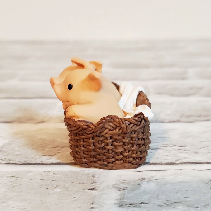 豚の置物 バスケット オーナメント綺麗 ミニサイズ ブタのオブジェ 樹脂製 癒される 可愛い ピンク ブタ