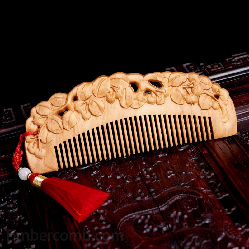 桃の櫛 ヘアコーム 木製の櫛 さくらんぼ 両面彫刻 お守り 静電気防止 頭皮マッサージ 天然木