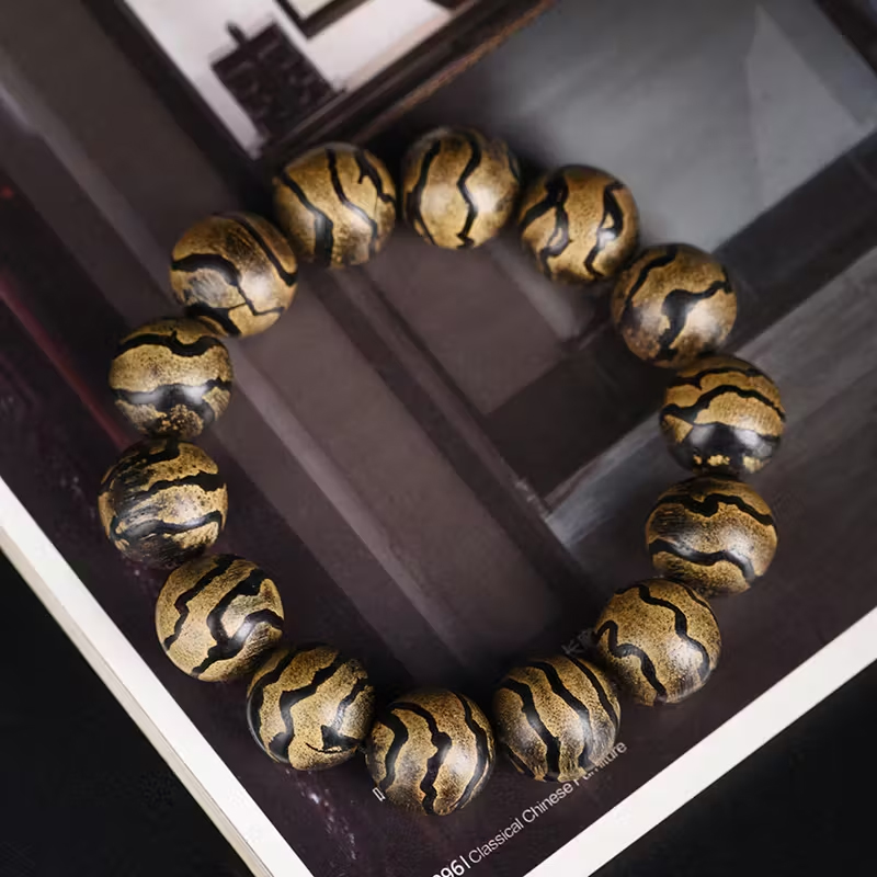 天然ダラカン沈香の蛇皮模様108珠ブレスレット、深遠な香りと風格を備えた、古材沈香の文房具、男女兼用仏珠ブレスレット