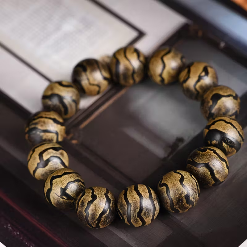 天然ダラカン沈香の蛇皮模様108珠ブレスレット、深遠な香りと風格を備えた、古材沈香の文房具、男女兼用仏珠ブレスレット