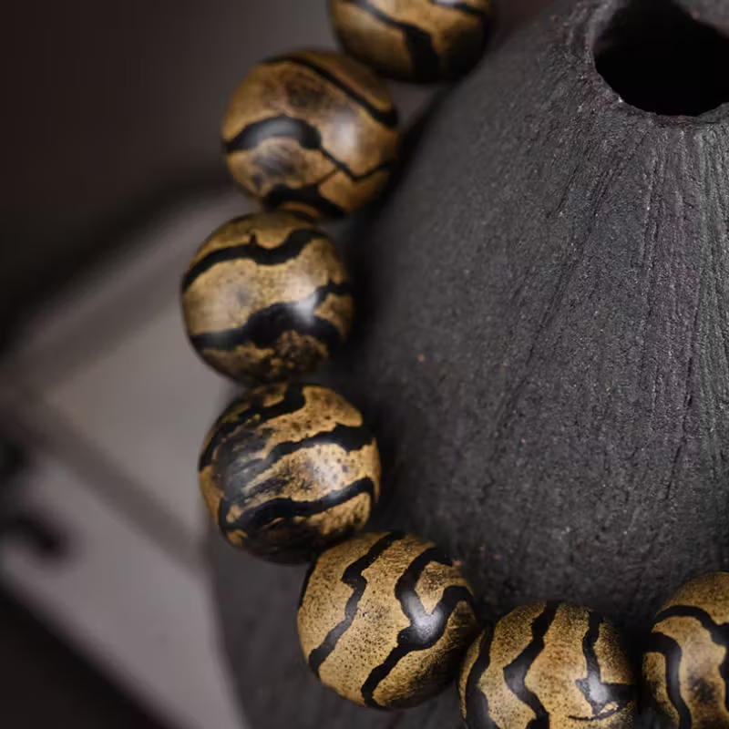 天然ダラカン沈香の蛇皮模様108珠ブレスレット、深遠な香りと風格を備えた、古材沈香の文房具、男女兼用仏珠ブレスレット