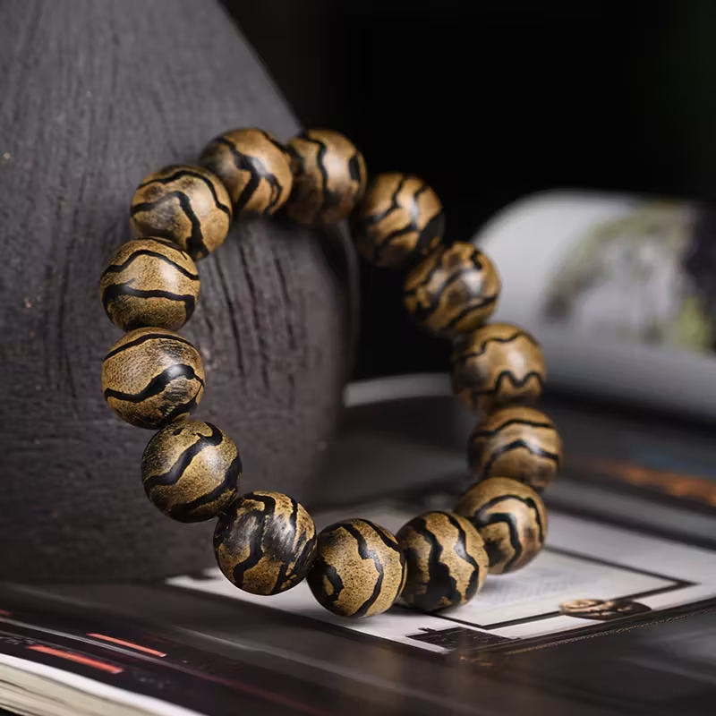 天然ダラカン沈香の蛇皮模様108珠ブレスレット、深遠な香りと風格を備えた、古材沈香の文房具、男女兼用仏珠ブレスレット