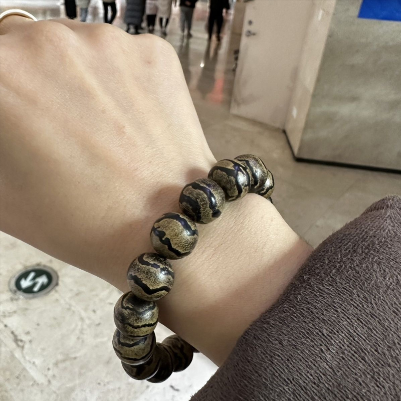 天然ダラカン沈香の蛇皮模様108珠ブレスレット、深遠な香りと風格を備えた、古材沈香の文房具、男女兼用仏珠ブレスレット