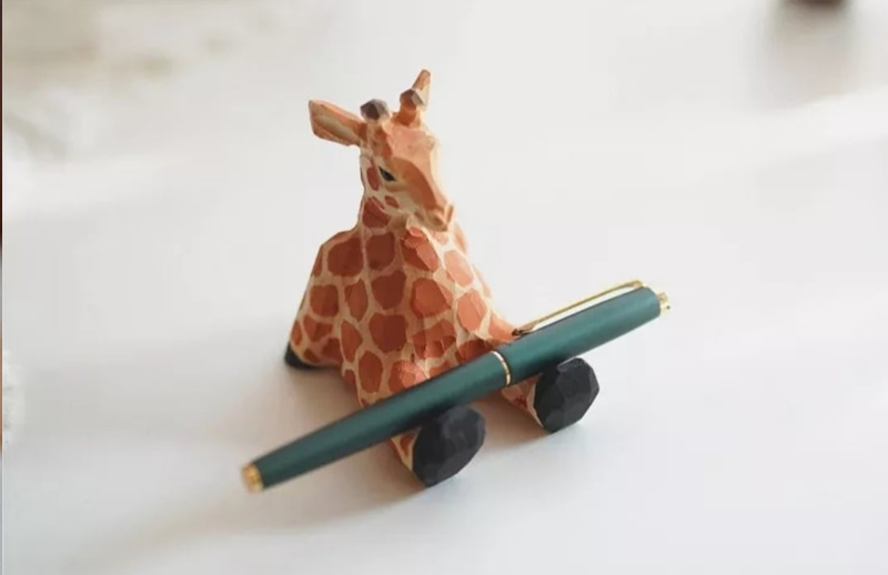 木彫りのキリンさんの置物