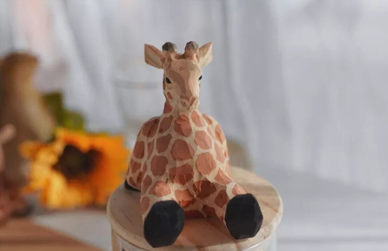 木彫りのキリンさんの置物